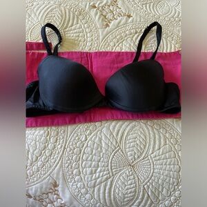 Frederick’s of Hollywood bra and bonus underwear wash and wear bag